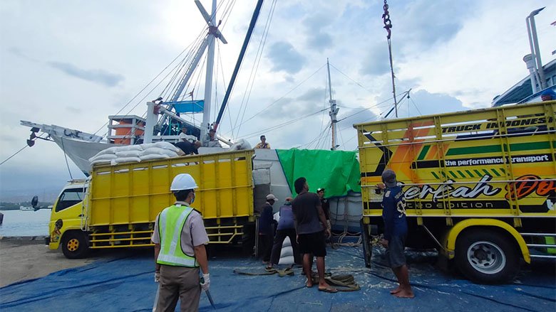 Dukung Kelancaran Distribusi Pangan, Karantina NTB Awasi Pengiriman Beras ke NTT